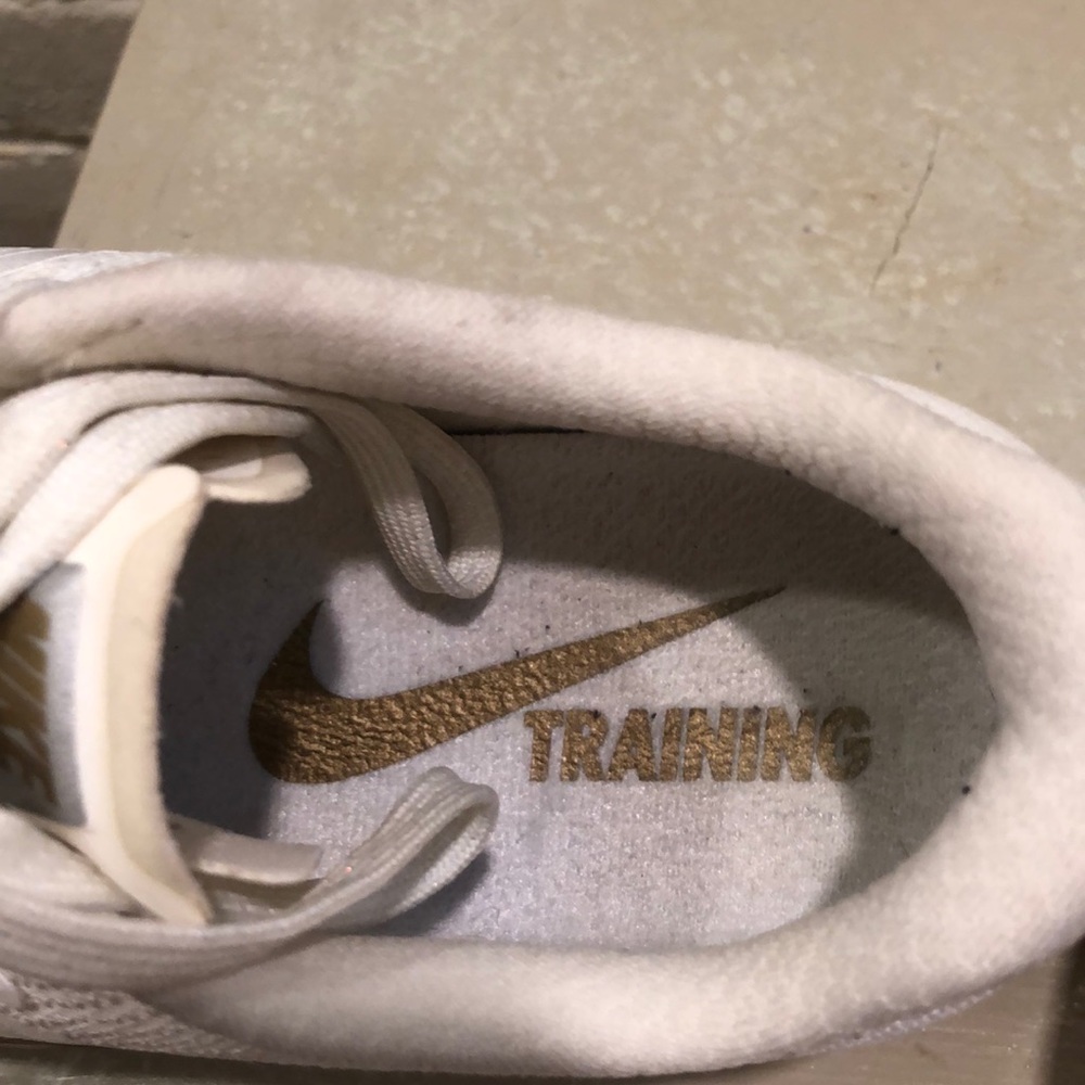 White and gold Nike Metcon sneaker 🤍💛👟💛🤍 - Picture 4 of 8
